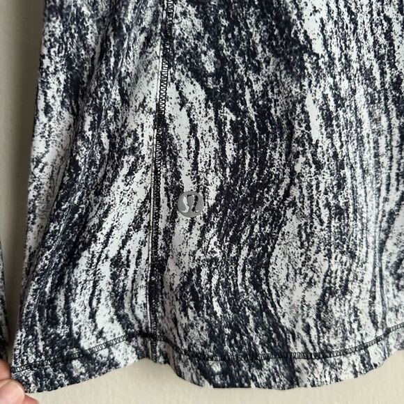 Lululemon Runbeam Hoodie Black White Ponytail Hole Thumb Holes XS/Small sz 2? - Picture 6 of 6